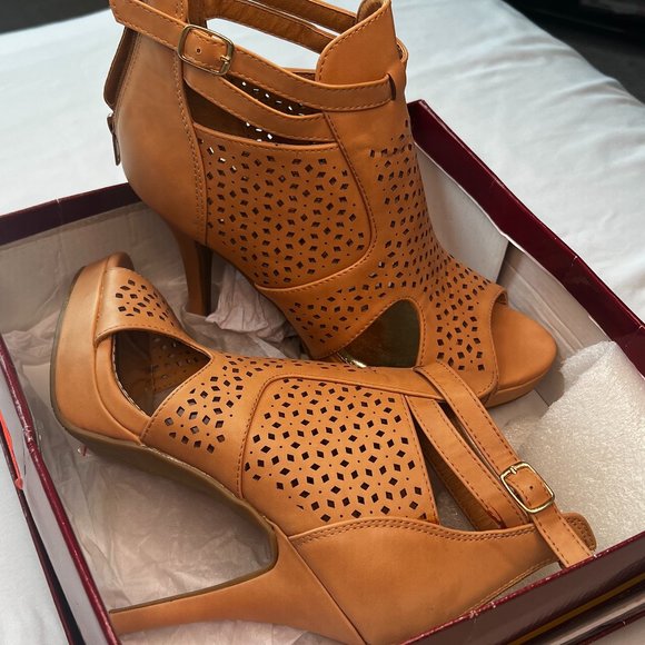 Women's Faux Leather Heeled Ankle Booties in Tan - US 8.5 - Picture 5 of 9